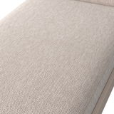 Nahaufnahme einer beigen Sonnenliege mit strukturiertem Stoffbezug, von oben betrachtet.