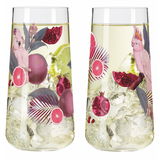 Zwei elegante Gläser mit exotischem Papageien- und Fruchtmotiv, gefüllt mit Eiswürfeln und einer gelblichen Flüssigkeit, aus der Seitenperspektive.