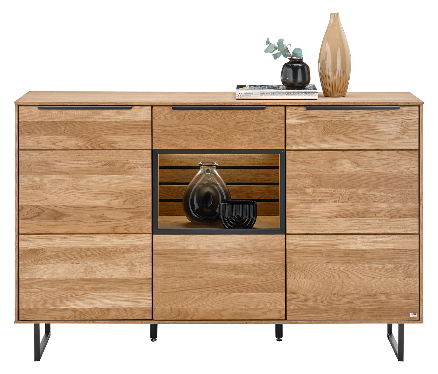 Frontale Ansicht eines modernen Sideboards aus Holz mit schwarzen Metallgriffen und Beinen, dekoriert mit Vasen und Büchern.