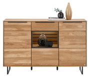 Vooraanzicht van een modern houten dressoir met zwarte metalen handgrepen en poten, versierd met vazen en boeken.