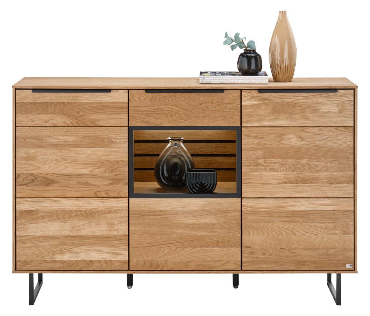 Vooraanzicht van een modern houten dressoir met zwarte metalen handgrepen en poten, versierd met vazen en boeken.