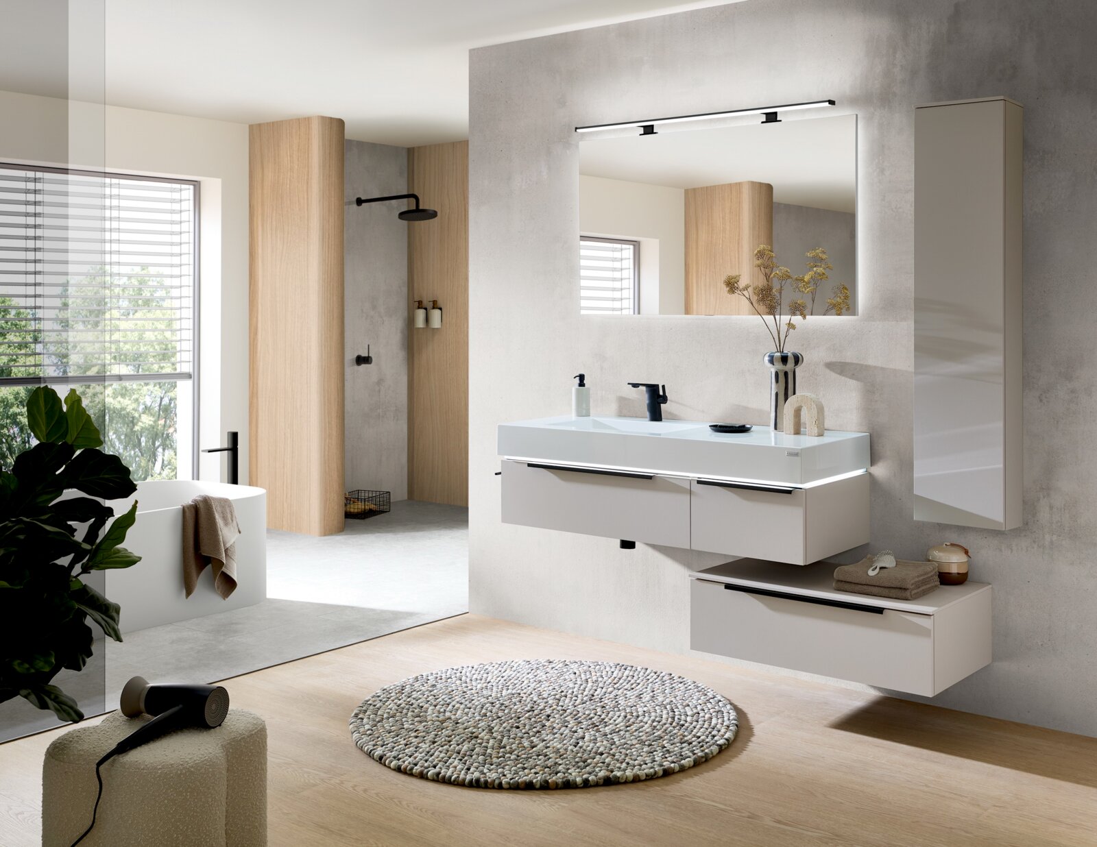 Moderne badkamer met een aan de muur bevestigde wastafel in lichtgrijs met een witte opzetwasbak, een grote spiegel met zwarte spiegelverlichting en een hoge kast aan de zijkant, gefotografeerd in vooraanzicht met een licht perspectief vanaf de linkerkant