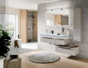 Moderne badkamer met een aan de muur bevestigde wastafel in lichtgrijs met een witte opzetwasbak, een grote spiegel met zwarte spiegelverlichting en een hoge kast aan de zijkant, gefotografeerd in vooraanzicht met een licht perspectief vanaf de linkerkant
