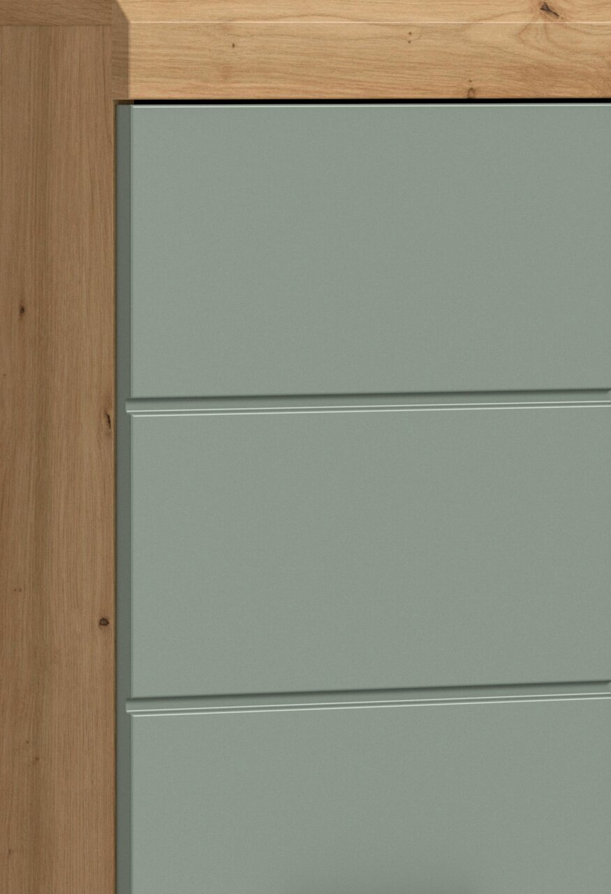 Detailansicht einer modernen, matten Schrankfront in Salbeigrün mit horizontalen Zierleisten, eingefasst von einem Rahmen aus hellem Holz, frontal aufgenommen.