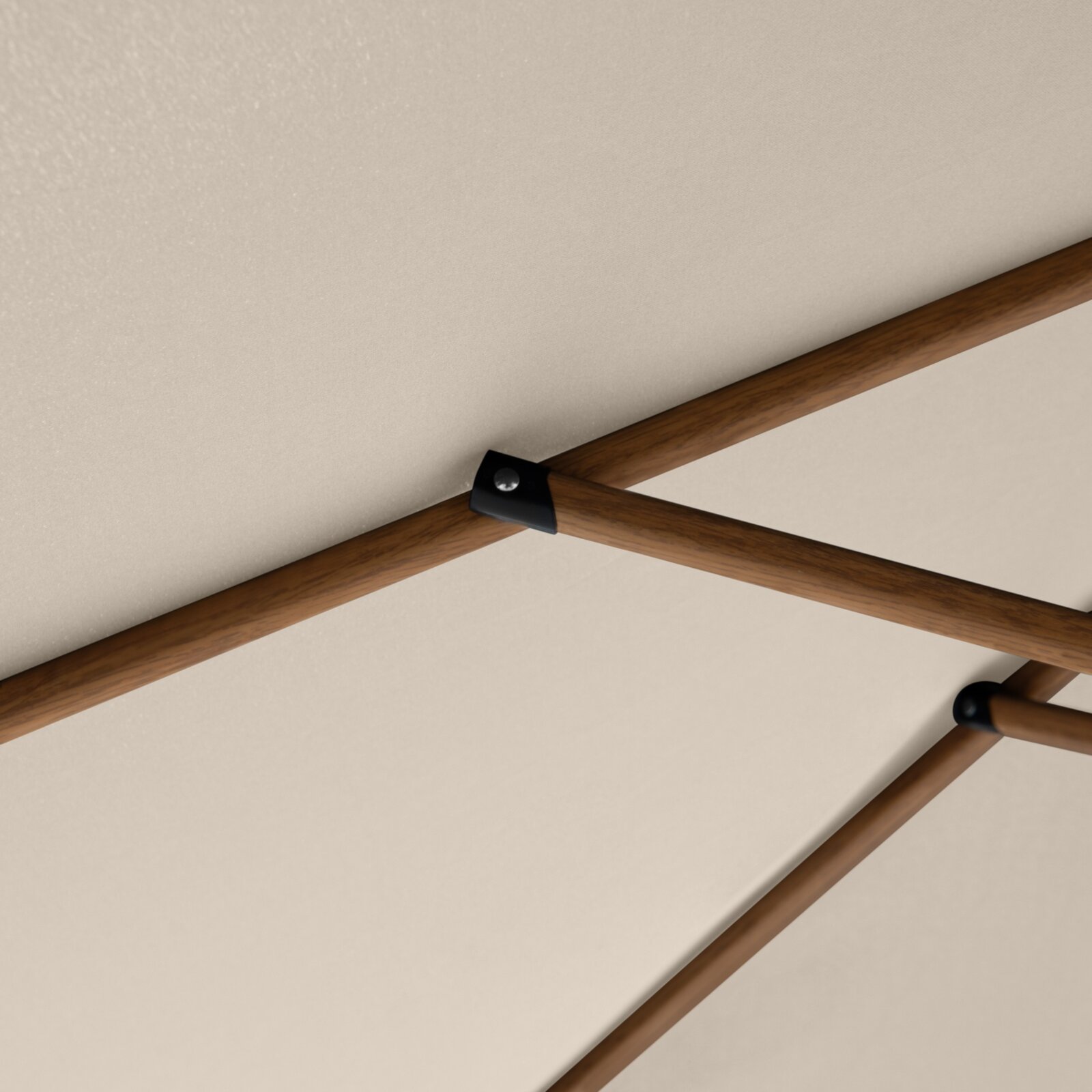 Detailfoto van onderaf: houten onderstel met kruissteunen en zwarte metalen verbindingsstukken onder een lichtgekleurd tafelblad