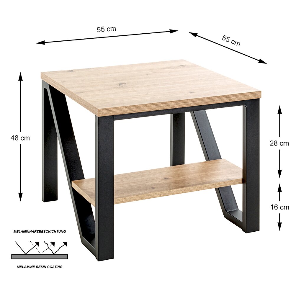 Quadratischer Beistelltisch 55 x 55 cm mit Holzoptik-Tischplatte und Ablage, schwarzes Metallgestell, Höhe ca. 48 cm, in schräger Vorderansicht (3/4-Perspektive) mit Maßangaben und Hinweis auf Melaminharzbeschichtung