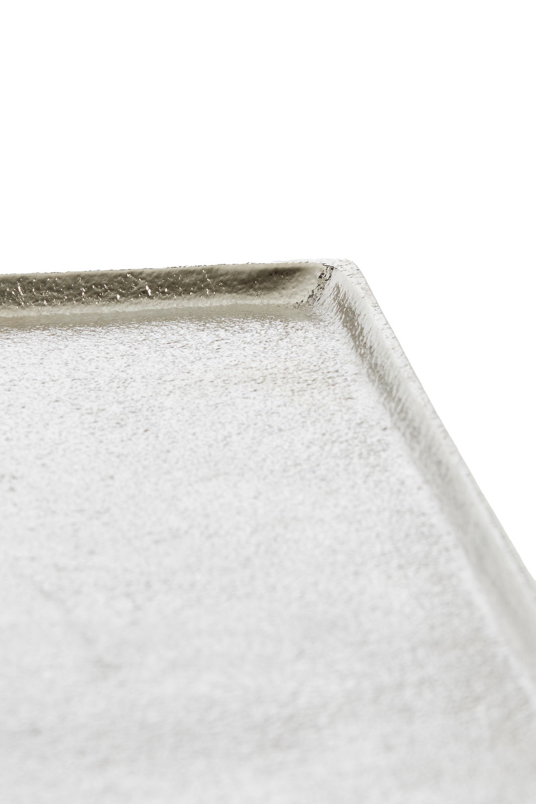 Light&Living Schale MAES Nahaufnahme einer weißen, strukturierten Schale mit leicht erhöhtem Rand, aus seitlicher Perspektive fotografiert.