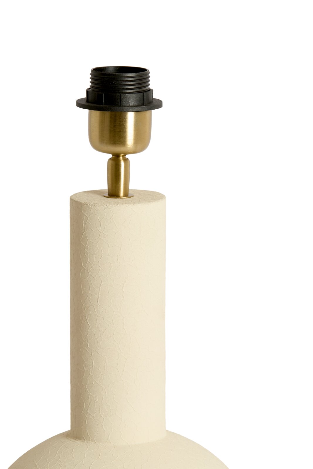Close-up van een crèmekleurige lampvoet met een gestructureerd oppervlak en een goudkleurige voet.