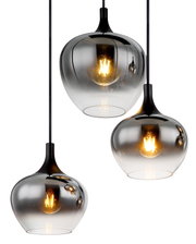 Drie moderne glazen hanglampen met warm licht, zijaanzicht