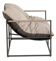 Seitenansicht eines modernen 2-sitzigen Lounge-Sofas mit Metallrahmen und bequemen Kissen in neutralen Farben.