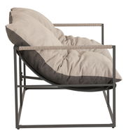 Seitenansicht eines modernen 2-sitzigen Lounge-Sofas mit Metallrahmen und bequemen Kissen in neutralen Farben.