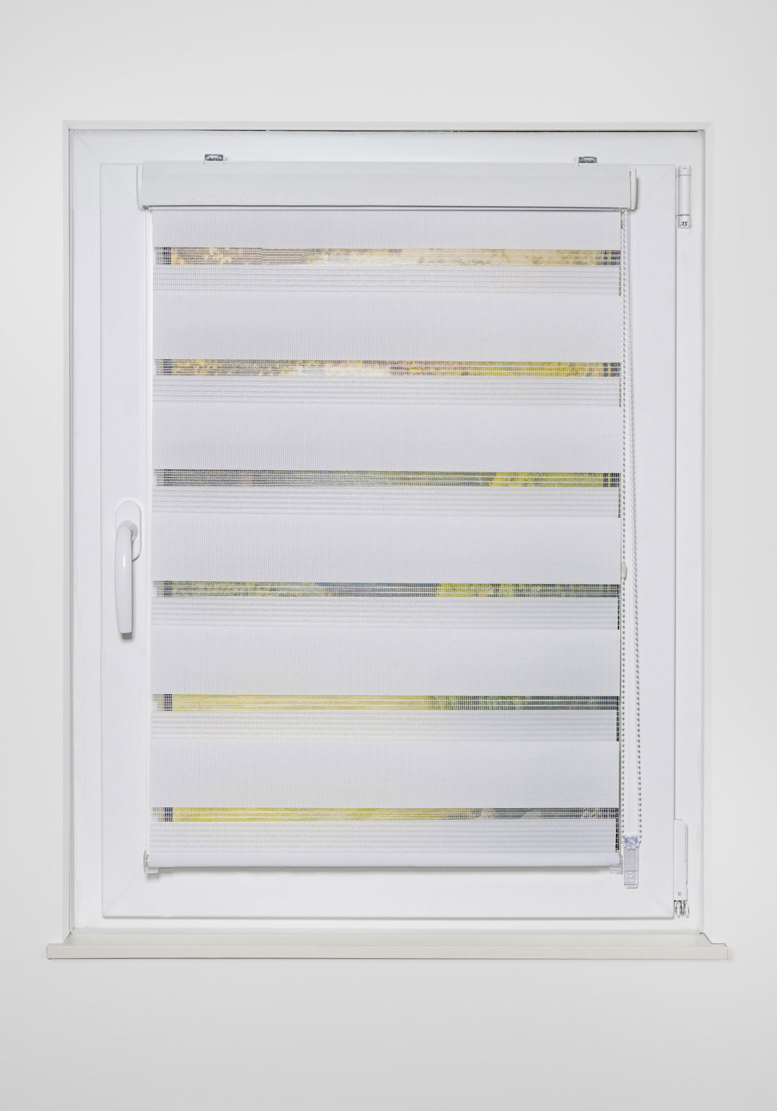 Doppelrollo mit Blende in einem Fensterrahmen, Vorderansicht