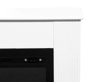 Nahaufnahme eines weißen Elektrokamins mit Bedienelementen an der Vorderseite, seitliche Perspektive.