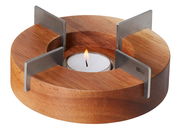 Rundes Stövchen aus Holz mit vier Metallhaltern und einem brennenden Teelicht in der Mitte, seitliche Perspektive.