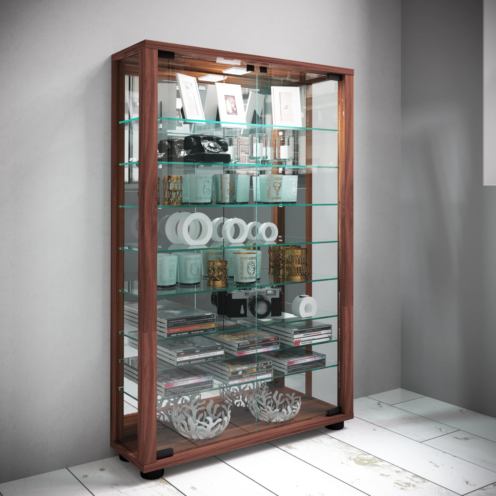 VCM Standvitrine LUMO Hohe Glasvitrine mit braunem Holzrahmen und mehreren Glasböden, gefüllt mit Dekoartikeln und CDs, in schräger Frontansicht von links.