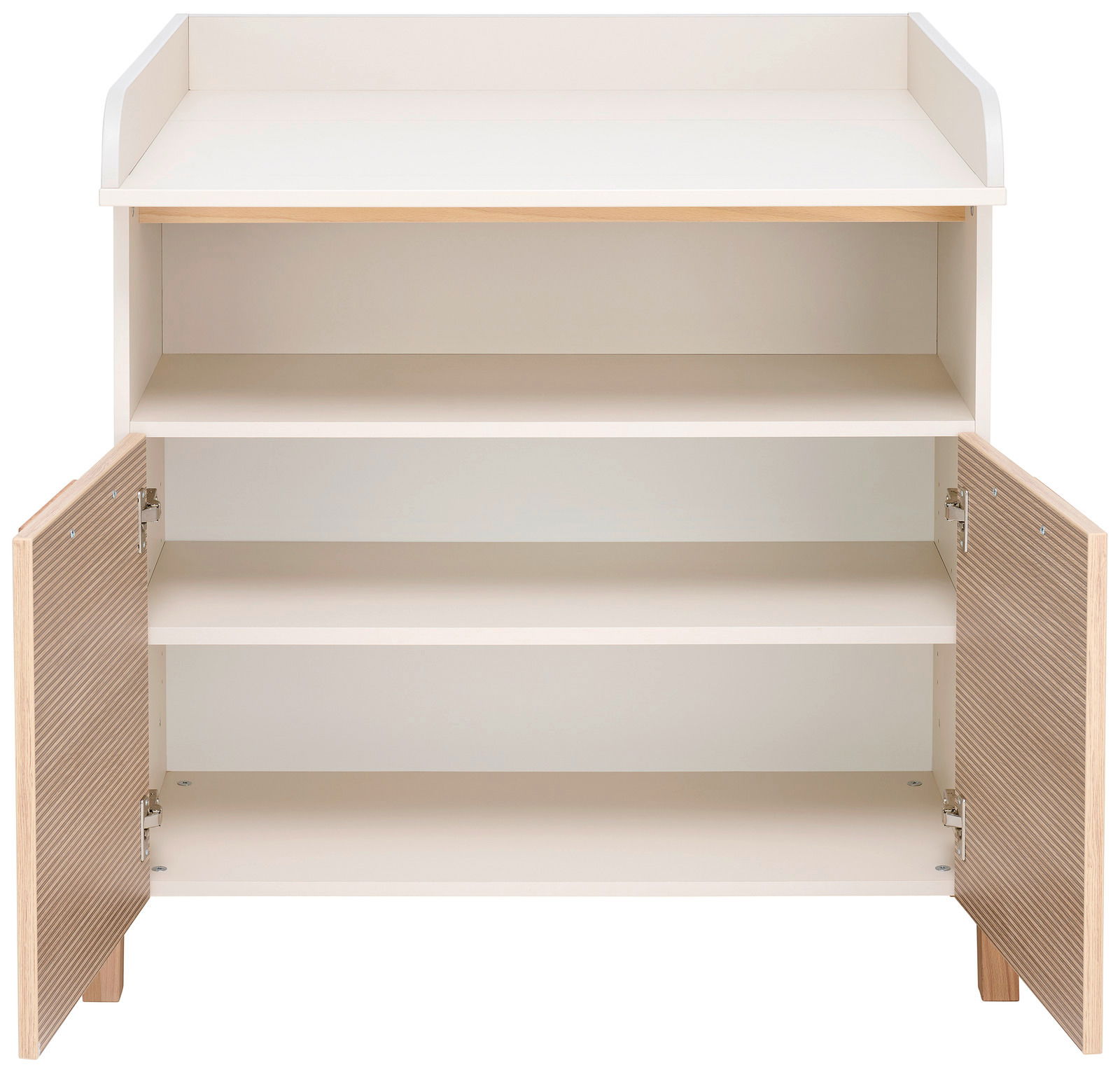 Weiße Kommode mit offenen Türen und Regalböden, frontal betrachtet.