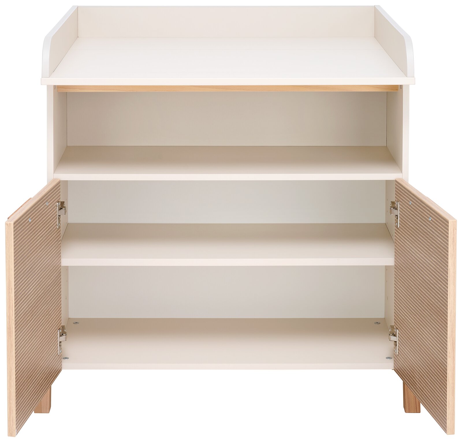 Weiße Kommode mit offenen Türen und Regalböden, frontal betrachtet.