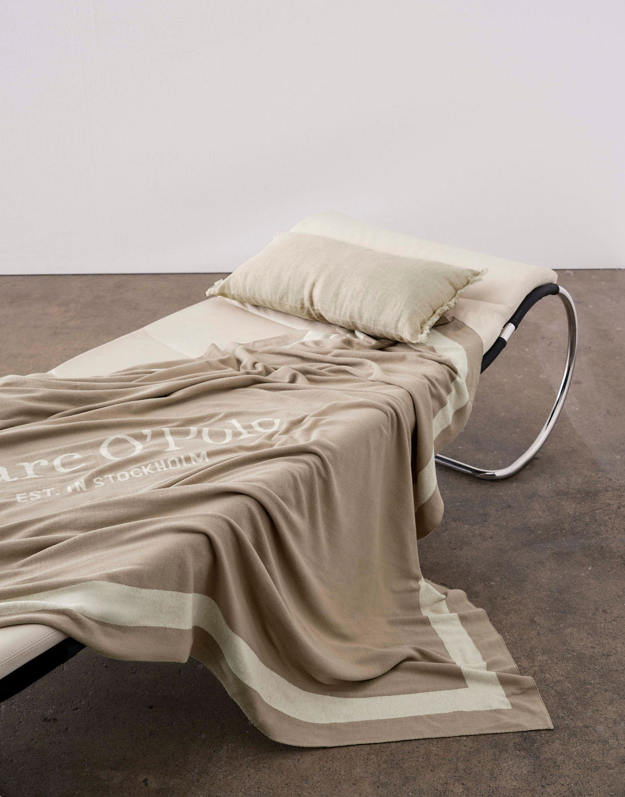 Beige Plaid 150x200cm auf einer modernen Liege, seitliche Perspektive