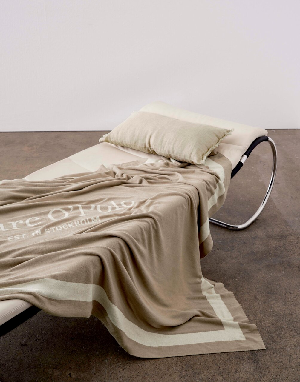 Beige Plaid 150x200cm auf einer modernen Liege, seitliche Perspektive