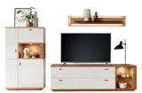 Moderne Wandkombination mit weißem und holzfarbenem Design, bestehend aus einem hohen Schrank, einem TV-Schrank und einem Wandregal. Frontalansicht.