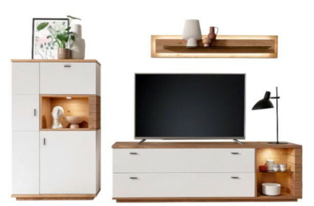 Moderne Wandkombination mit weißem und holzfarbenem Design, bestehend aus einem hohen Schrank, einem TV-Schrank und einem Wandregal. Frontalansicht.