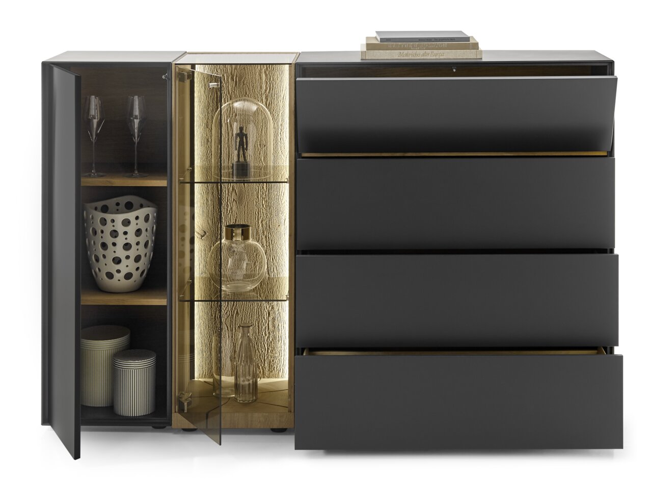 Modernes Highboard mit offenen Türen, zeigt stilvolle Innenbeleuchtung und dekorative Objekte, Perspektive von vorne.