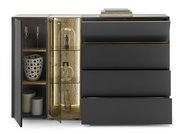 Modernes Highboard mit offenen Türen, zeigt stilvolle Innenbeleuchtung und dekorative Objekte, Perspektive von vorne.