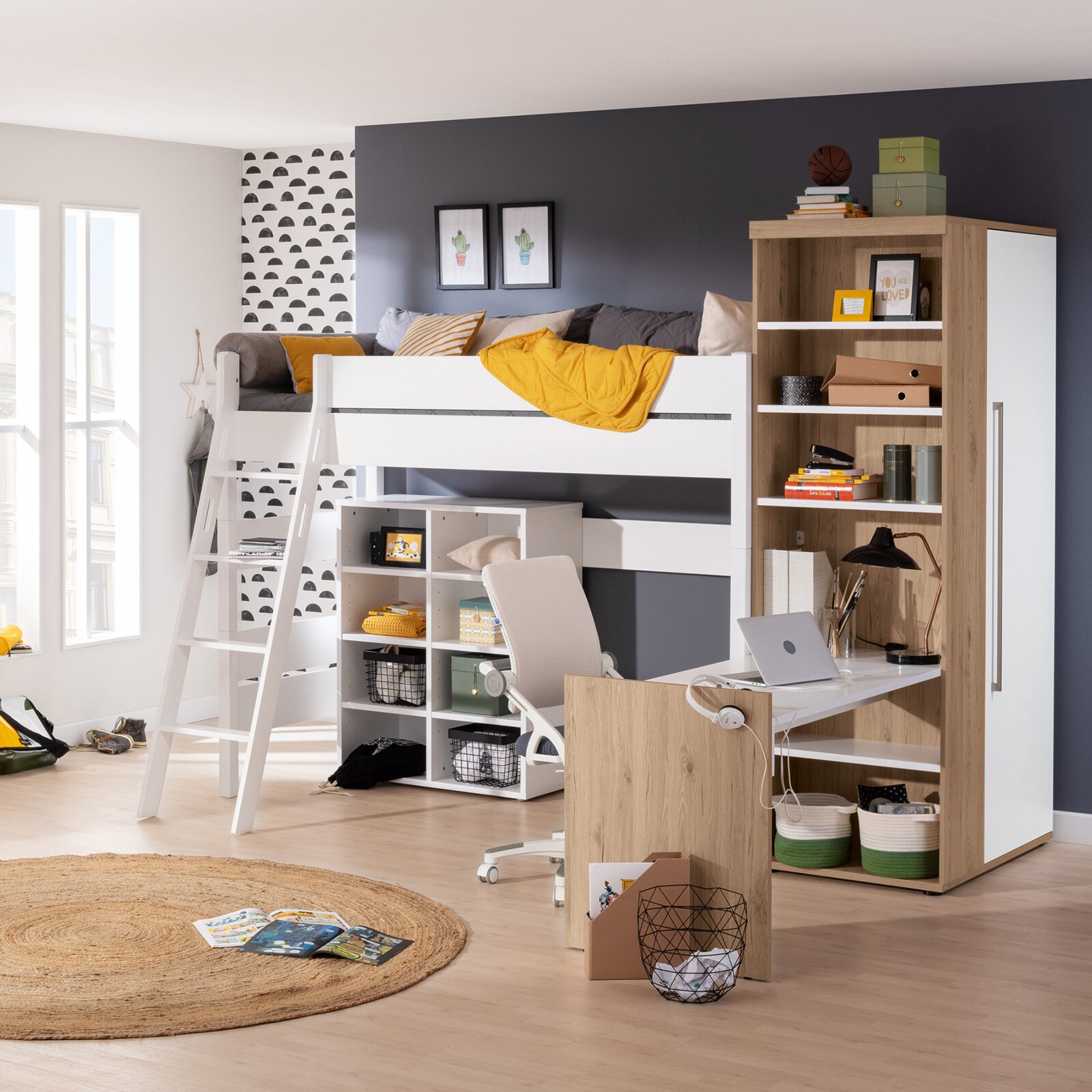 Speelbed met wit hoogslaper, ladder en ingebouwd bureau in een moderne kinderkamer, zijaanzicht.
