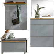 Modernes Garderoben-Set in Grau mit Holzablagen: Wandpaneel mit Haken, Sitzbank und Schuhschrank mit Spiegel, frontal aus leicht seitlicher Perspektive dargestellt.