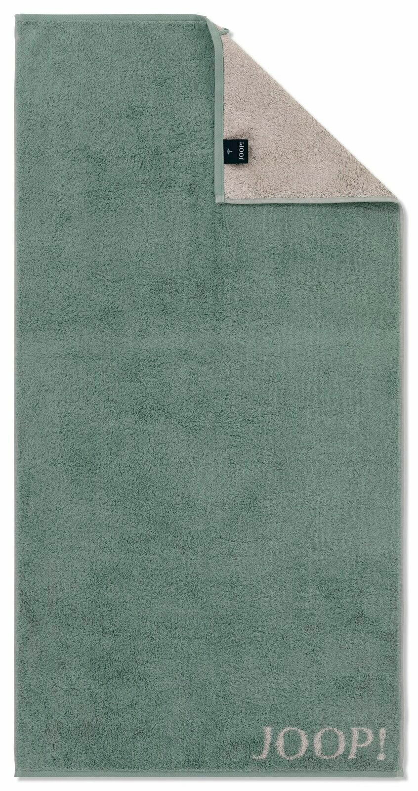 Grünes Handtuch mit beiger Rückseite und aufgesticktem 'JOOP!' Logo, aus der Vogelperspektive fotografiert.