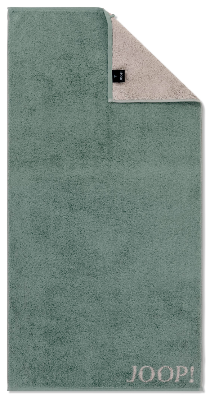 Grünes Handtuch mit beiger Rückseite und aufgesticktem 'JOOP!' Logo, aus der Vogelperspektive fotografiert.