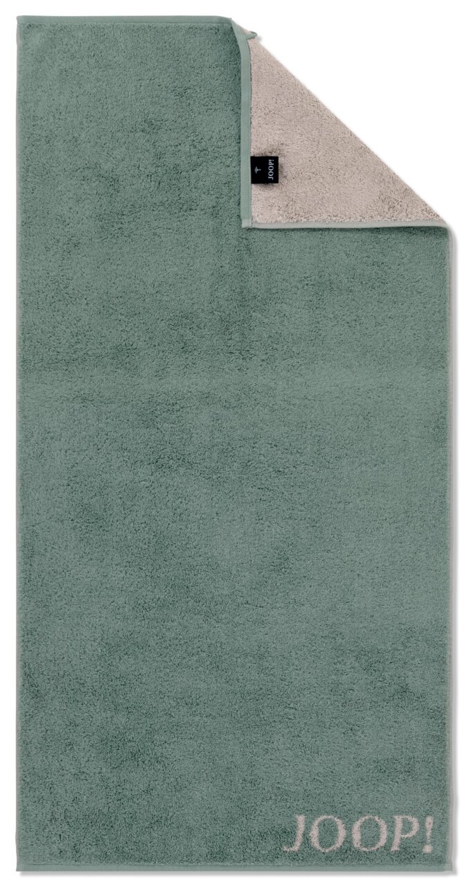JOOP! Handdoek DOUBLEFACE Groene handdoek met een beige achterkant en een geborduurd 'JOOP!'-logo, gefotografeerd vanuit vogelperspectief.