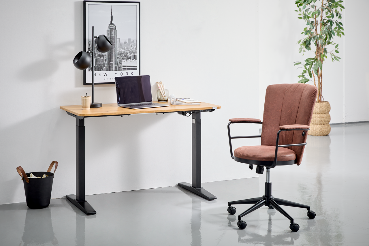 Moderner höhenverstellbarer E-Schreibtisch mit Holzplatte und schwarzem Gestell, seitliche Perspektive, mit Laptop und Schreibtischlampe dekoriert.