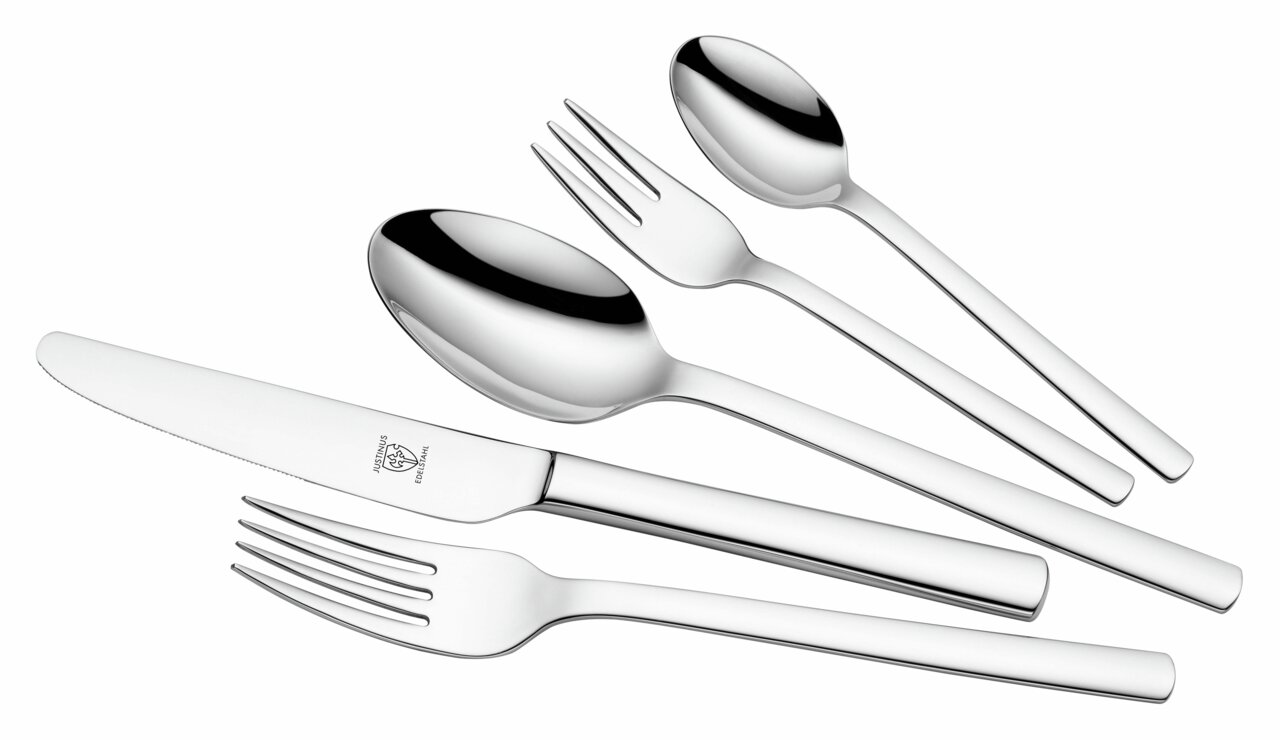 Elegantes Besteckset aus Edelstahl, bestehend aus Messer, Gabel, Löffel und Teelöffel, in einer schrägen Draufsicht.