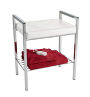 Moderner Badhocker mit weißem Sitzpolster und verchromtem Gestell, darunter ein Regal mit roten Handtüchern und Bimsstein, seitliche Perspektive.