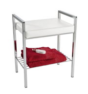 Moderner Badhocker mit weißem Sitzpolster und verchromtem Gestell, darunter ein Regal mit roten Handtüchern und Bimsstein, seitliche Perspektive.