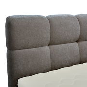 Nahaufnahme eines gepolsterten Boxbett-Kopfteil in grauer Farbe, seitliche Perspektive