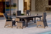 Moderne Garten-Essgruppe auf Terrasse am Pool: rechteckiger Tisch in Anthrazit mit vier verstellbaren Rattan-Sesseln in Grau, dunkelgrauen Polstern und passendem Hocker, perspektivisch in schräger Vorderansicht von links
