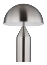 Moderne Tischleuchte ATOMA aus gebürstetem Metall in frontaler Ansicht mit halbrundem Schirm und konischem Sockel.