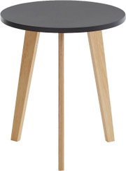 Runder Beistelltisch mit schwarzer Tischplatte und hellen Holzbeinen im skandinavischen Design, freigestellt auf weißem Hintergrund, Ansicht leicht von oben schräg von vorne