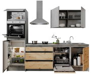 Moderne Küchenzeile mit grauen und holzfarbenen Elementen, bestehend aus Kühlschrank, Backofen, Dunstabzugshaube, Spüle und Geschirrspüler. Frontale Ansicht.