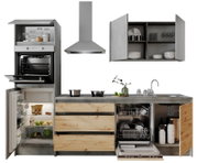 Moderne Küchenzeile mit grauen und holzfarbenen Elementen, bestehend aus Kühlschrank, Backofen, Dunstabzugshaube, Spüle und Geschirrspüler. Frontale Ansicht.