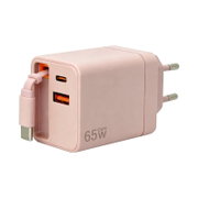 Roséfarbenes 65W-GaN USB-Ladegerät mit EU-Stecker, integriertem ausziehbarem USB-C-Kabel sowie USB-C- und USB-A-Anschluss, schräg von vorn links fotografiert.