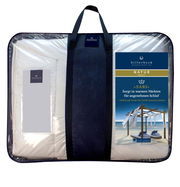 Verpackte Wildseidendecke von billerbeck, Modell Superlight Sari, in einer Tragetasche mit Sichtfenster, Vorderansicht