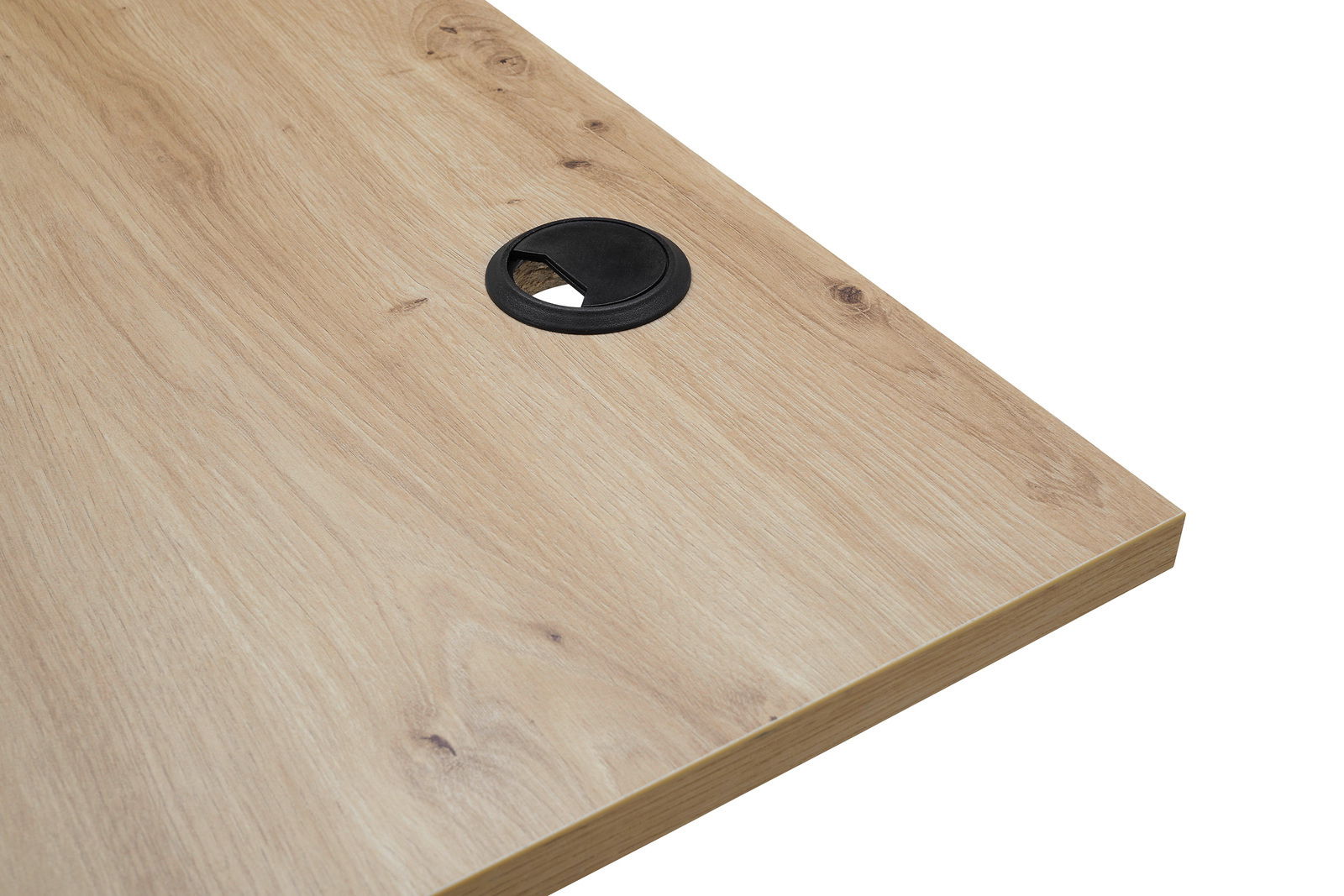 Nahaufnahme einer Schreibtischplatte aus hellem Holz mit Kabeldurchlass, perspektivisch von oben rechts fotografiert.