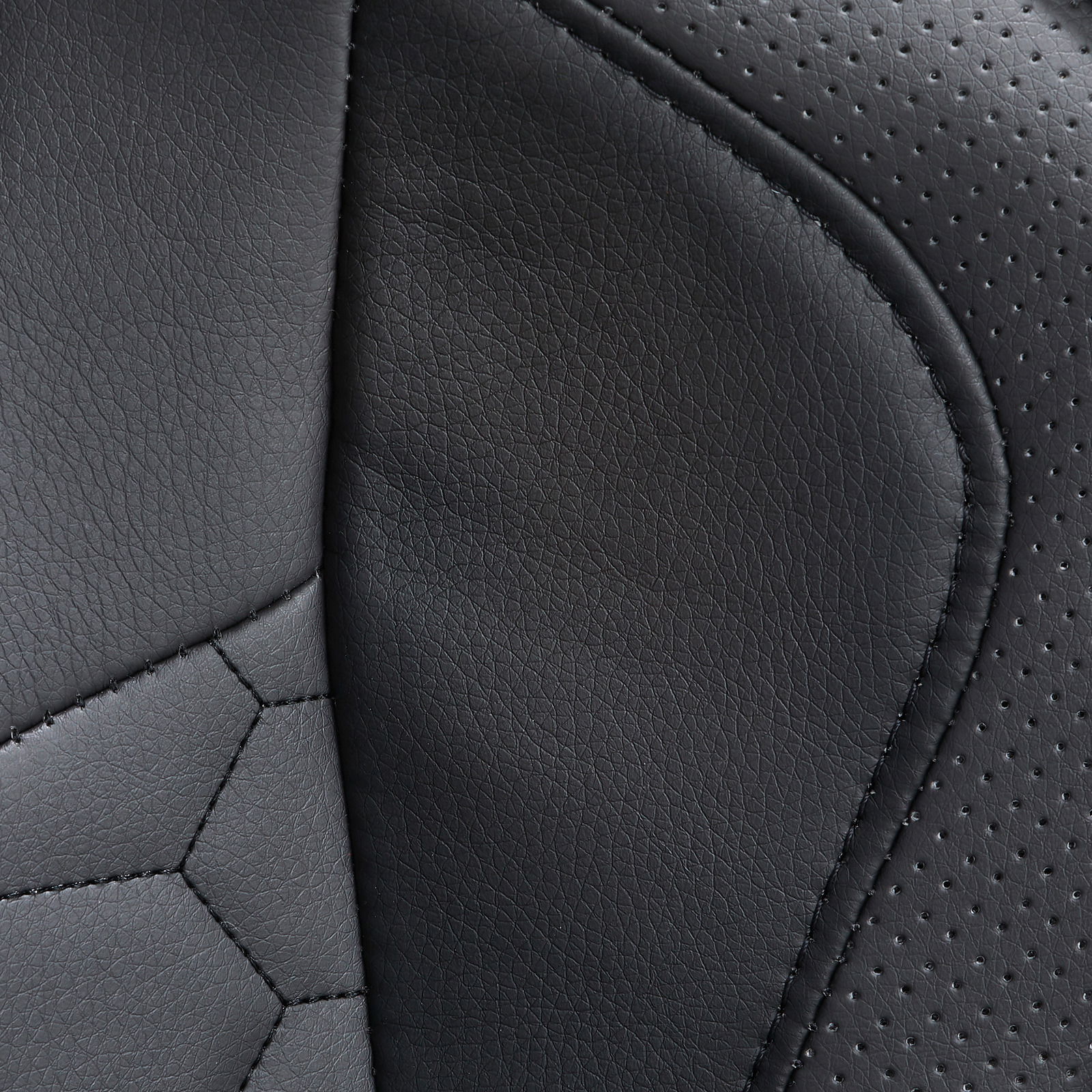 Nahaufnahme der schwarzen Lederpolsterung eines Gaming Stuhls mit perforierten und glatten Bereichen.