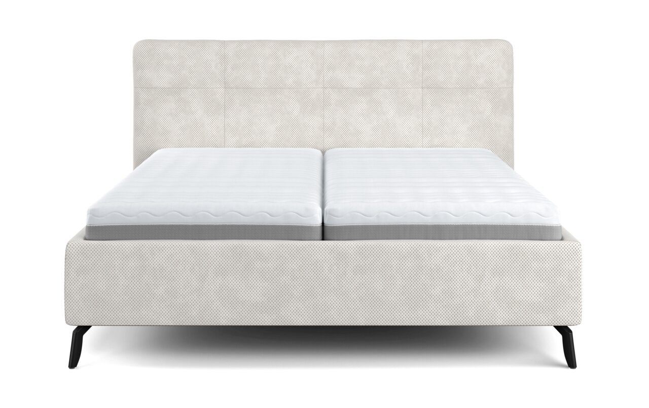 Beiges Polsterbett mit hohem, gepolstertem Kopfteil, zwei weißen Matratzen und schwarzen Füßen, frontal aus der Vorderansicht freigestellt