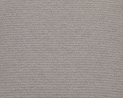 Nahaufnahme einer grauen, strukturierten Stoffoberfläche, von oben betrachtet.