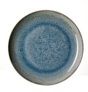 Runder Keramik-Speiseteller in Blau-Grau mit gesprenkelter Glasur und braunem Rand, Ansicht von oben (Draufsicht) vor weißem Hintergrund