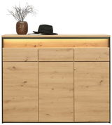 Frontansicht eines XL-Schuhschranks aus Holz mit dekorativer Beleuchtung, einem Hut und einer Vase auf der Oberseite.